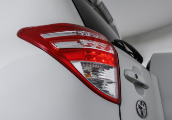 Подержанный автомобиль Toyota RAV4 2011 года (21 фото)