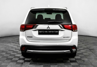 Подержанный автомобиль Mitsubishi Outlander 2017 года (4 фото)