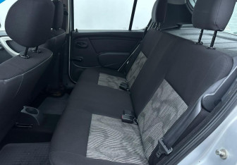 Подержанный автомобиль Renault Sandero 2012 года (10 фото)