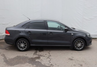 Подержанный автомобиль Volkswagen Polo Sedan 2013 года (7 фото)