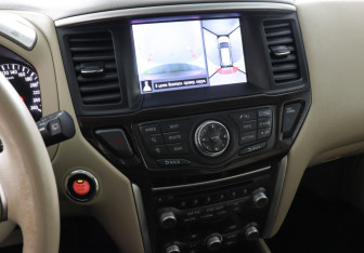 Подержанный автомобиль Nissan Pathfinder 2014 года (10 фото)