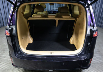 Подержанный автомобиль Voyah Dream 2023 года (10 фото)