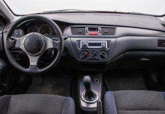 Подержанный автомобиль Mitsubishi Lancer Sedan 2004 года (13 фото)