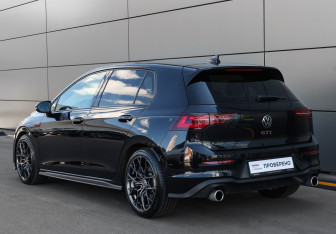 Подержанный автомобиль Volkswagen Golf GTI Hatchback 2022 года (6 фото)