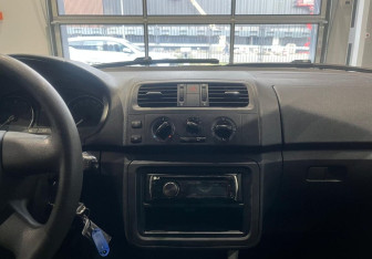 Подержанный автомобиль Skoda Fabia Hatchback 2011 года (13 фото)