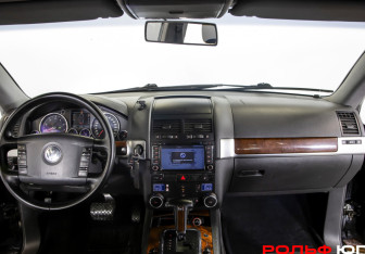 Подержанный автомобиль Volkswagen Touareg 2002 года (10 фото)