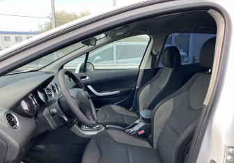 Подержанный автомобиль Peugeot 308 Hatchback 2009 года (16 фото)