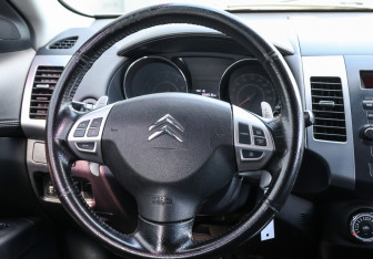 Подержанный автомобиль Citroen C-Crosser 2011 года (17 фото)