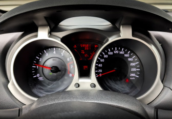 Подержанный автомобиль Nissan Juke 2012 года (12 фото)