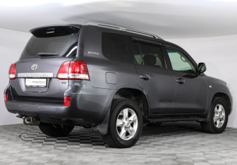 Подержанный автомобиль Toyota Land Cruiser Suv 2011 года (3 фото)