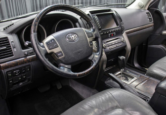 Подержанный автомобиль Toyota Land Cruiser Suv 2008 года (17 фото)