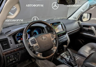 Подержанный автомобиль Toyota Land Cruiser Suv 2010 года (15 фото)