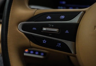 Подержанный автомобиль Voyah Dream 2023 года (12 фото)