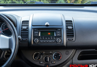 Подержанный автомобиль Nissan Note 2010 года (12 фото)