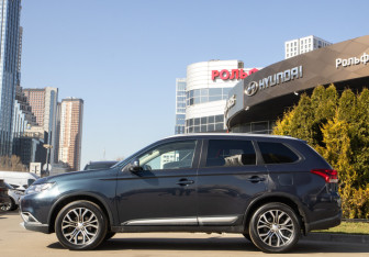 Подержанный автомобиль Mitsubishi Outlander 2018 года (7 фото)