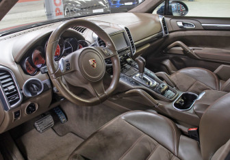 Подержанный автомобиль Porsche Cayenne 2012 года (17 фото)