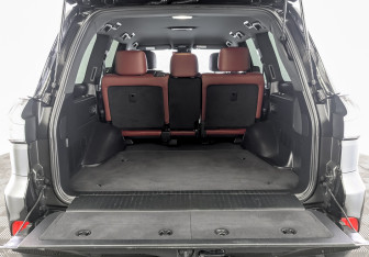 Подержанный автомобиль Lexus LX 2018 года (10 фото)