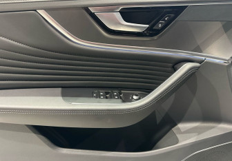 Подержанный автомобиль Hongqi HS5 2024 года (18 фото)