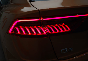 Подержанный автомобиль Audi Q8 2018 года (31 фото)