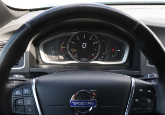 Подержанный автомобиль Volvo S60 2014 года (11 фото)