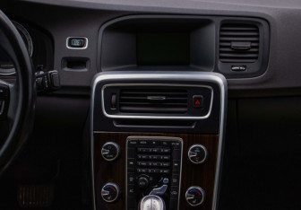 Подержанный автомобиль Volvo S60 2012 года (14 фото)