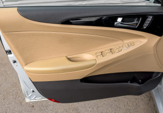 Подержанный автомобиль Hyundai Sonata 2011 года (19 фото)
