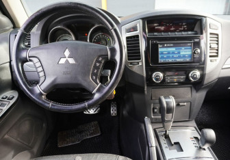 Подержанный автомобиль Mitsubishi Pajero 2014 года (13 фото)