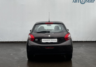 Подержанный автомобиль Peugeot 208 2013 года (6 фото)