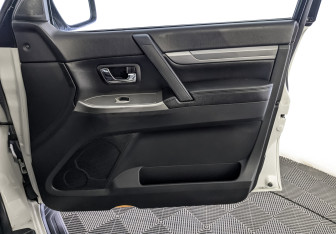 Подержанный автомобиль Mitsubishi Pajero 2017 года (26 фото)