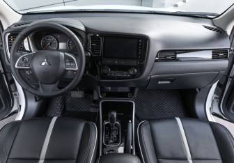 Подержанный автомобиль Mitsubishi Outlander 2022 года (13 фото)