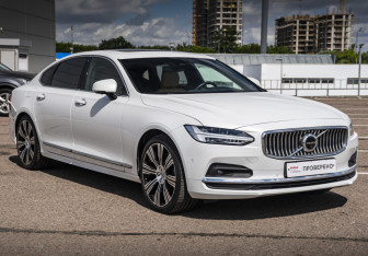 Подержанный автомобиль Volvo S90 2021 года (3 фото)