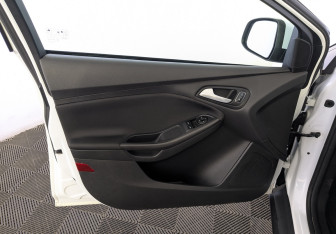 Подержанный автомобиль Ford Focus Hatchback 2017 года (19 фото)