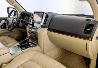 Подержанный автомобиль Toyota Land Cruiser Suv 2016 года (11 фото)