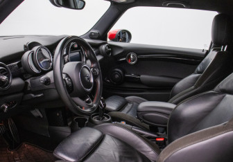 Подержанный автомобиль MINI Hatch 2019 года (10 фото)