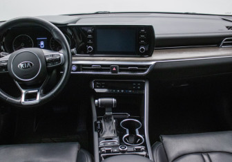 Подержанный автомобиль Kia K5 2021 года (14 фото)