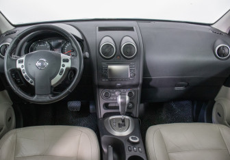 Подержанный автомобиль Nissan Qashqai 2012 года (13 фото)