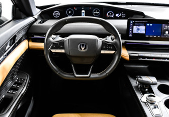 Подержанный автомобиль Changan UNI-V 2022 года (23 фото)