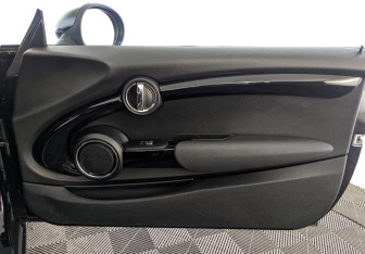 Подержанный автомобиль MINI Hatch 2016 года (25 фото)