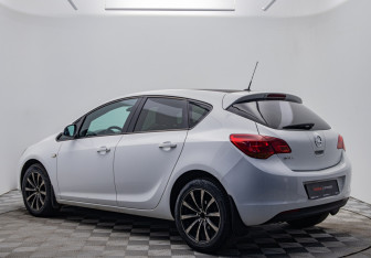 Подержанный автомобиль Opel Astra Hatchback 2011 года (3 фото)