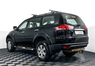 Подержанный автомобиль Mitsubishi Pajero Sport 2014 года (7 фото)