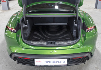 Подержанный автомобиль Porsche Taycan 2021 года (10 фото)