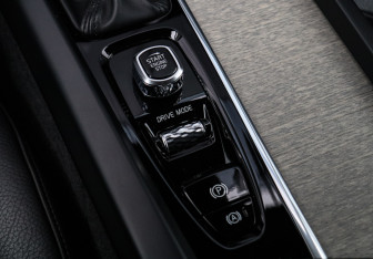 Подержанный автомобиль Volvo XC60 2019 года (19 фото)