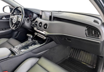 Подержанный автомобиль Kia Stinger 2019 года (11 фото)