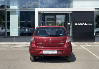 Подержанный автомобиль Renault Sandero 2011 года (6 фото)