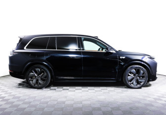 Подержанный автомобиль LiXiang L9 2023 года (4 фото)