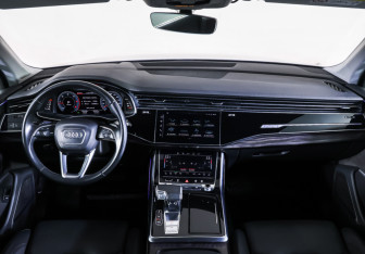 Подержанный автомобиль Audi Q7 2021 года (17 фото)