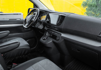 Подержанный автомобиль Peugeot Traveller 2022 года (7 фото)