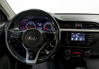 Подержанный автомобиль Kia Rio Sedan 2017 года (21 фото)