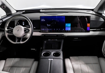 Подержанный автомобиль Voyah Dream 2025 года (18 фото)