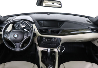 Подержанный автомобиль BMW X1 2009 года (10 фото)